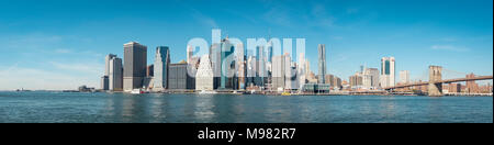 USA, New York City, Brooklyn Bridge und die Skyline von Brooklyn gesehen Stockfoto