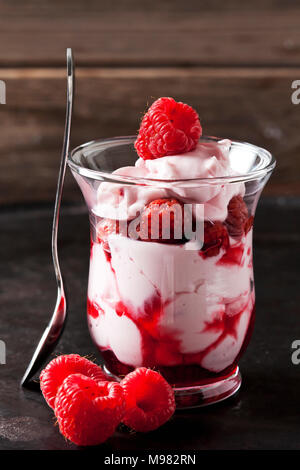 Glas Tomatensuppe mit Sahne, Erdbeeren und Erdbeersauce Stockfoto
