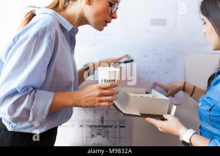 Weiblichen Architekten an einem Projekt arbeiten, Stockfoto