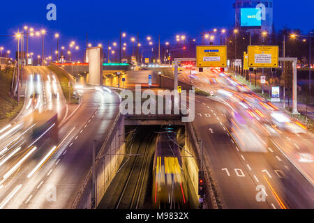 Deutschland, Baden-Württemberg, Stuttgart, Verkehr am Abend Stockfoto