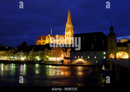 Stadtansicht mit Dom St. Peter, vorne die Donau, bei Dämmerung, Regensburg, Oberpfalz, Bayern, Deutschland, Stockfoto