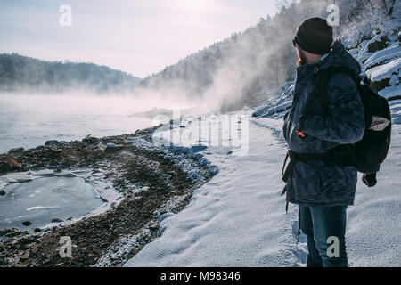 Russland, Amur Oblast, Mann in verschneite Landschaft am Fluss Bureya Stockfoto