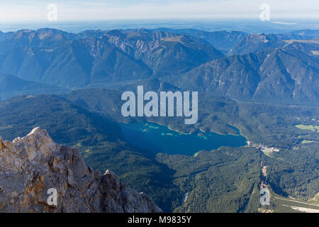 Österreich, Deutschland, Bayern, Zugspitze, Blick auf den Eibsee Stockfoto