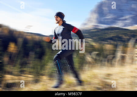 Mann laufen schnell auf Mountain Trail Stockfoto