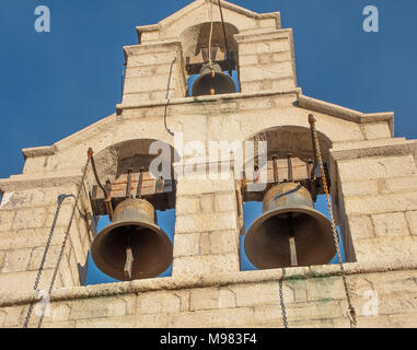 Kirchturm des Heiligen Nikolaus im Dorf Zlijebi, Kotor Bay, Montenegro. Stockfoto