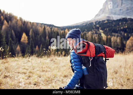 Glückliche junge Frau Wandern in den Bergen Stockfoto