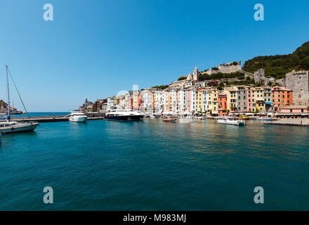 Wunderschöne mittelalterliche Fischer Stadt von Portovenere Bay (in der Nähe von Cinque Terre, Ligurien, Italien). Hafen wit Boote und Yachten. Die Menschen sind nicht mehr wiederzuerkennen. Stockfoto