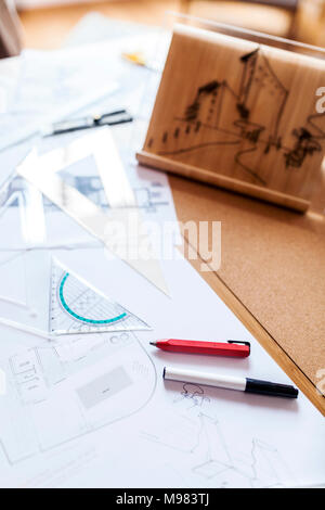 Blueprints und Stifte auf dem Schreibtisch eines Architekten Stockfoto