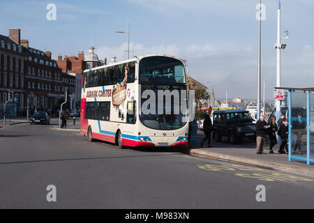 Jurassic coaster Volvo Bus auf Weymouth direkt am Meer Stockfoto