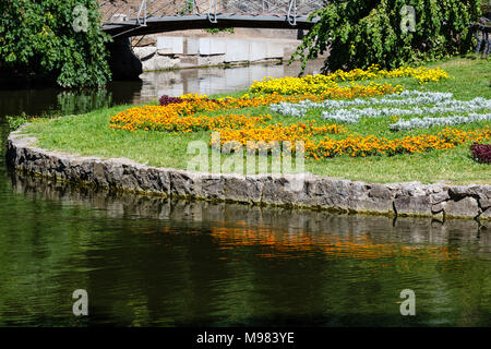 Sommer nationalen Dendrologie Park von Sofiyivka. See und Blumenbeet auf Rasen. Uman, Ukraine. Park organisiert im 19. Jahrhundert. Stockfoto