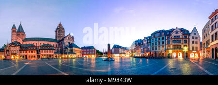 Deutschland, Rheinland-Pfalz, Mainz, Mainzer Dom und Domplatz am Abend Stockfoto