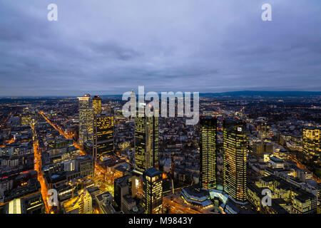 Deutschland, Frankfurt, Blick vom Maintower, Financial District, blaue Stunde Stockfoto