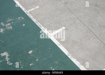 Linien auf dem Sportplatz - alte Baskettballplatz draußen Boden Detail - Stockfoto