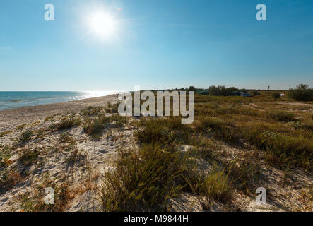 Selbständige Camping in sandig sonnigen Wiese zwischen Ustrychne See (Oyster See) und Asowschen Meer (Lazurne, Kherson, Ukraine). Es gibt einige s Stockfoto