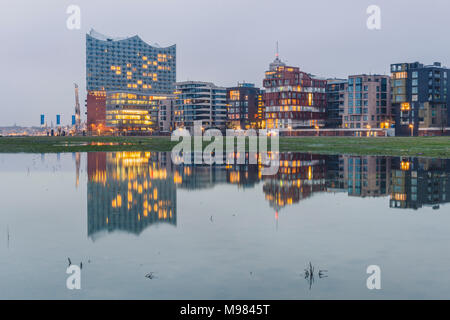 Deutschland, Hamburg, Hafencity, modernen Gebäuden und Elbphilharmonie am Abend Stockfoto