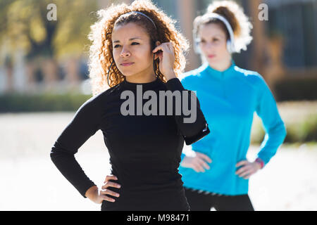 Beiden fokussierten sportliche junge Frauen, Hören von Musik Stockfoto