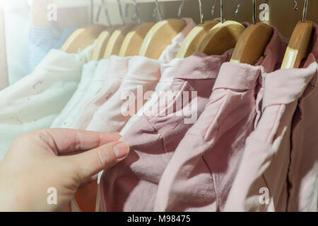 Kleidung hängt auf einem Kleiderbügel in einem Laden. Baby Kleidung. Stockfoto