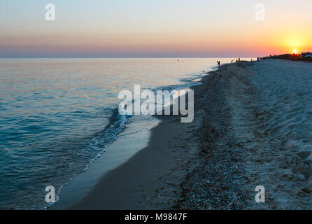 Sonnenuntergang Sun above self-abhängige Camping in sandigen Prairie am Asowschen Meer Sandstrand (Lazurne, Kherson, Ukraine). Personen unkenntlich. Stockfoto