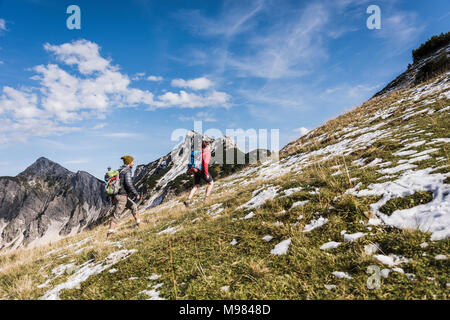 Österreich, Tirol, junges Paar Wandern in den Bergen Stockfoto