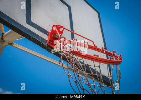 Gebrochene Basketballkorb - Hangig basketball Ring closeup - Stockfoto
