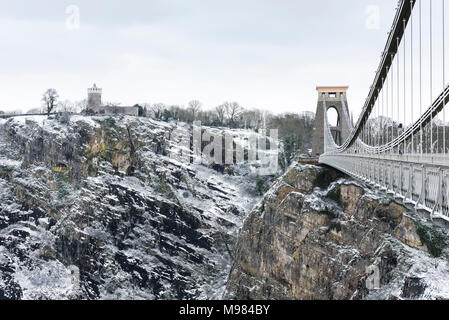 Clifton Suspension Bridge und die Clifton Sternwarte nach einem späten Schnee im Winter 2018 Stockfoto
