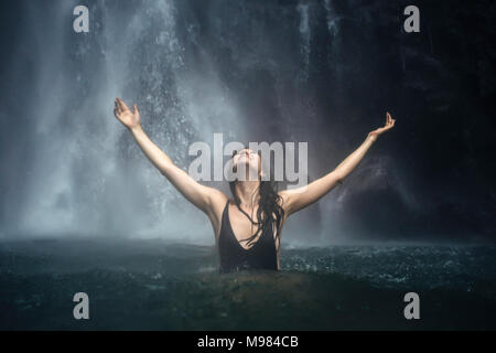 Indonesien, Bali, junge Frau baden an Sekumpul Wasserfall Stockfoto