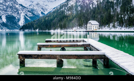 Österreich, Tirol, Ammergauer Alpen, See Plansee im Winter, Festmacher, Stockfoto