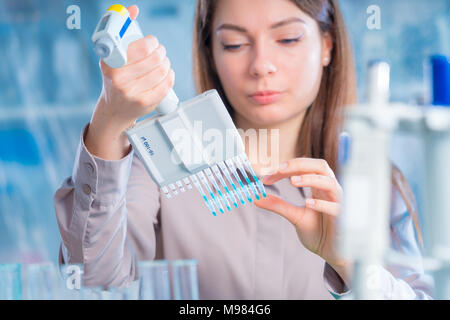 Student Frau mit multi Pipette und andere PCR-Produkte in der mikrobiologischen/genetischen Labor Stockfoto