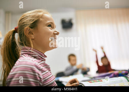 Portrait von lächelnden Schülerin in der Klasse Stockfoto