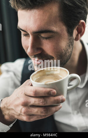 Entspannt junger Mann trinken Tasse Kaffee Stockfoto