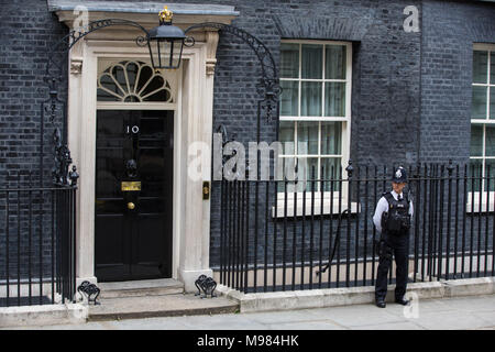 London, Großbritannien. 12 Juni, 2017. Ein Polizist im Dienst außerhalb Downing Street 10. Stockfoto