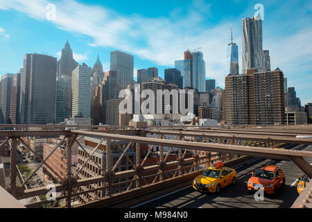 USA, New York City Skyline mit One World Trade Center als aus Brooklyn Brücke aus gesehen Stockfoto