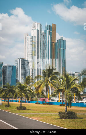 Palmen und Wolkenkratzer in Panama City - Uferpromenade in der Nähe von yachtclub - Panama City Skyline Stockfoto