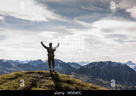 Österreich, Tirol, junger Mann in Bergwelt Jubel Stockfoto