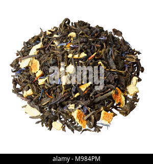 Stapel von Earl Grey Schwarzer Tee auf weißem Hintergrund. Stockfoto