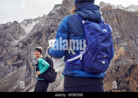 Zwei junge Frauen wandern in den Bergen Stockfoto