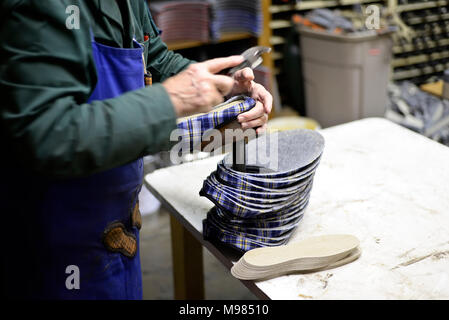 Nahaufnahme der Schuhmacher arbeiten an Hausschuhe in Werkstatt Stockfoto