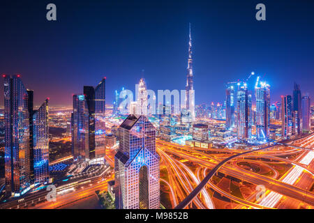 Skyline von Dubai bei Sonnenuntergang mit schönen Stadtzentrum Lichter und der Sheikh Zayed Road, Dubai, Vereinigte Arabische Emirate Stockfoto