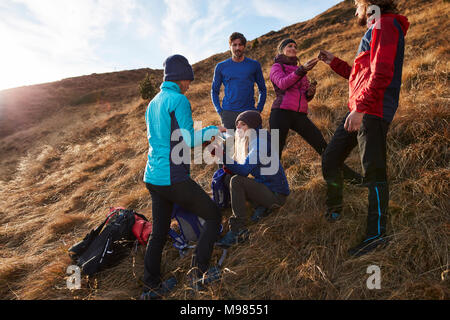 Freunde Wandern in den Bergen eine Pause Stockfoto