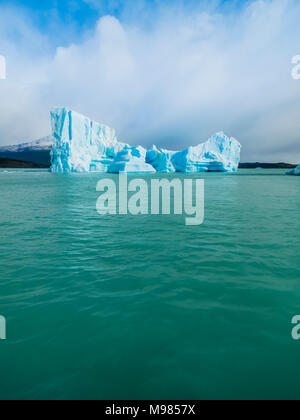 Argentinien, Patagonien, El Calafate, Puerto Bandera, Lago Argentino, Parque Nacional Los Glaciares, Estancia Cristina, gebrochene Eisberg Stockfoto