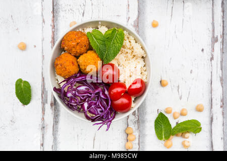 Buddha Schüssel von Kartoffel Kugeln, Couscous, Hummus und Gemüse Stockfoto