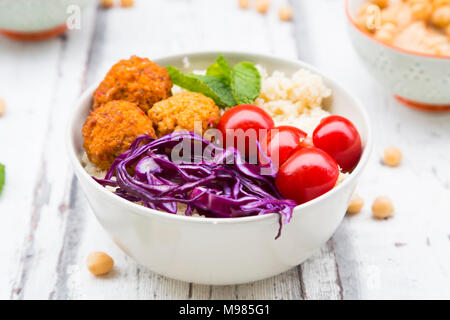 Buddha Schüssel von Kartoffel Kugeln, Couscous, Hummus und Gemüse Stockfoto