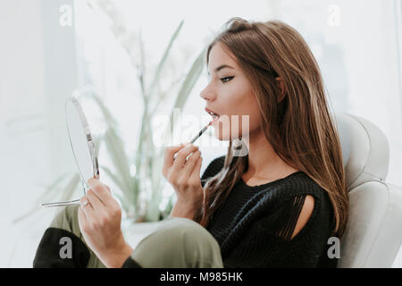 Porträt der jungen Frau mit lip pencil Stockfoto