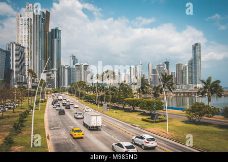 Straße, Verkehr, Autos und Skyline von Panama City - Stockfoto