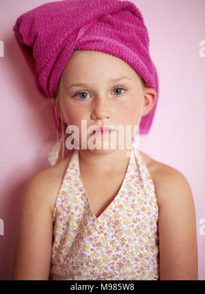 Portrait von kleinen Mädchen mit rosa Handtuch turban Stockfoto