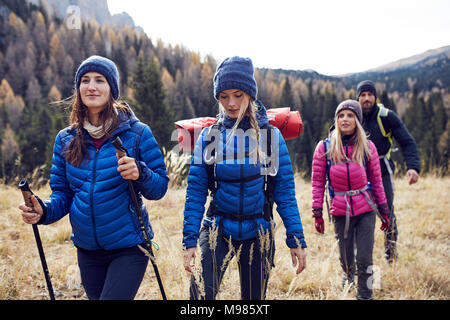 Gruppe von Freunden Wandern in den Bergen Stockfoto