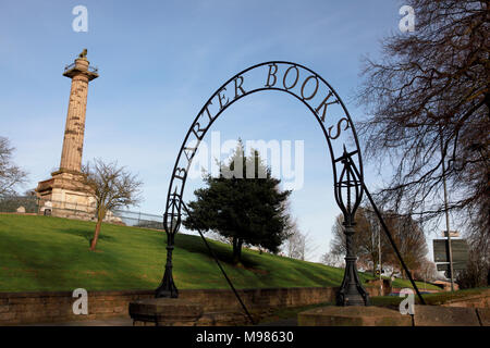 Die Tenantry Spalte und das Zeichen für Barter Books im alten Bahnhof in Alnwick, Northumberland Stockfoto