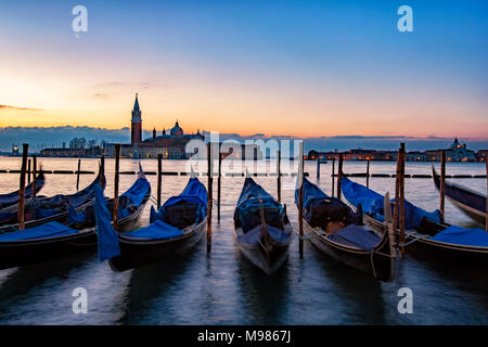 Italien, Veneto, Venedig, Gondeln vor San Giorgio Maggiore, am frühen Morgen Stockfoto