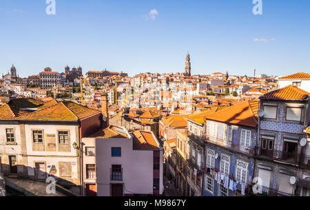 PORTO, PORTUGAL - 12. FEBRUAR 2018: Architektur in der Altstadt von Porto in Portugal. Stockfoto