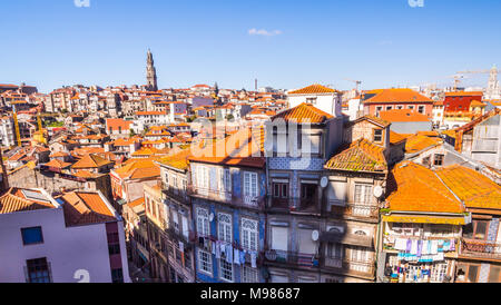 PORTO, PORTUGAL - 12. FEBRUAR 2018: Architektur in der Altstadt von Porto in Portugal. Stockfoto